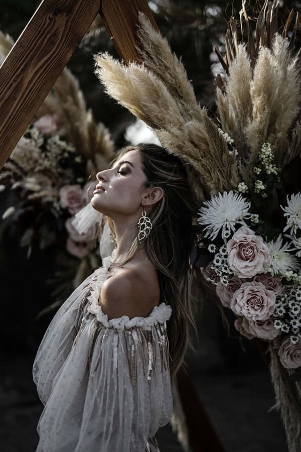 boho-chic-styled-shoot-beach-tropical-pampas-grass-roses-light-pink-hues_06x