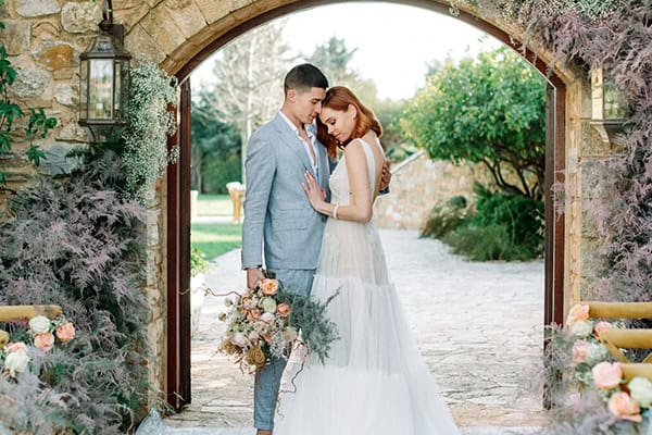 Ονειρικό styled shoot στον Πύργο Πετρέζα με τριαντάφυλλα και άλλα μοναδικά λουλούδια σε γκρι – coral αποχρώσεις