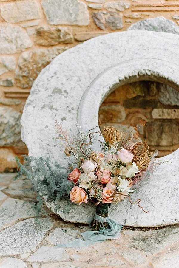 dreamy-styled-shoot-pyrgos-petreza-roses-other-unique-flowers-grey-coral-hues_03
