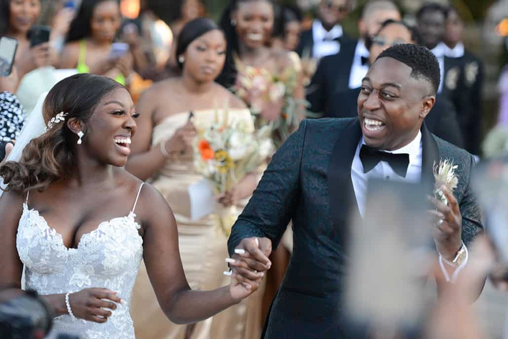 Ονειρικός γάμος το καλοκαίρι στο Άλσος Νυμφών με ορτανσίες και τριαντάφυλλα σε λευκό και ροζ χρώμα