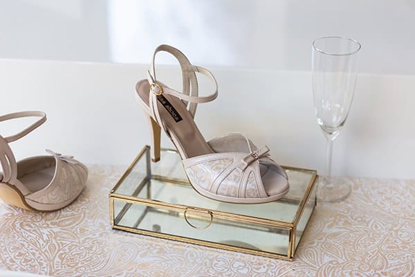 Κομψά νυφικά παπούτσια με ρομαντικές παστέλ αποχρώσεις και θηλυκές λεπτομέρειες