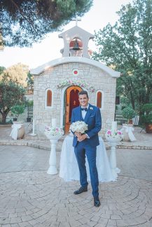 Ρομαντικές λαμπάδες γάμου σε λευκό χρώμα διακοσμημένες με λευκές και ροζ ορτανσίες και τριαντάφυλλα