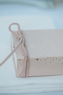 Μπομπονιέρα κουτάκι σε απαλό ροζ χρώμα και χρυσές πινελιές