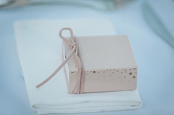 Μπομπονιέρα κουτάκι σε απαλό ροζ χρώμα και χρυσές πινελιές Μπομπονιέρα κουτάκι σε απαλό ροζ χρώμα και χρυσές πινελιές