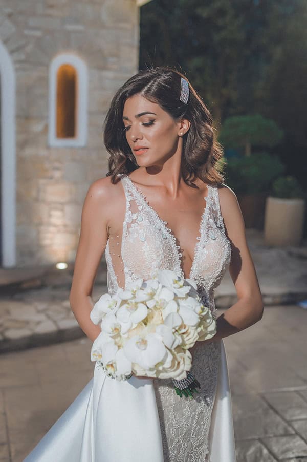 Ολόλευκη νυφική ανθοδέσμη με ορχιδέες