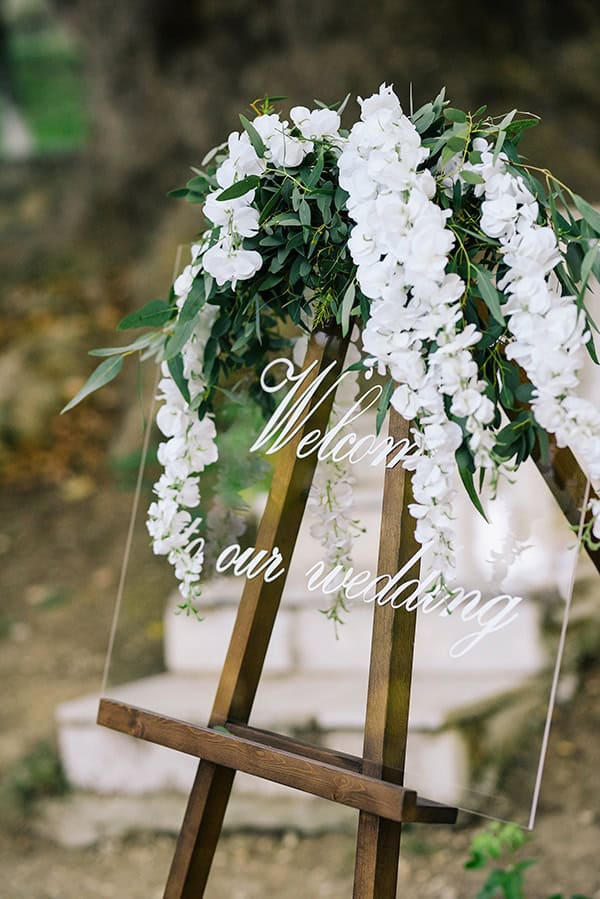 fairytale-styled-photoshoot-wedding-dresses-lush-florals_09x