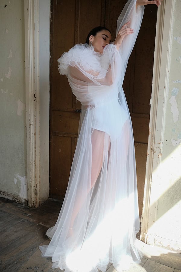 gorgeous-styled-shoot-vintage-scene-flowers-white-hues_02