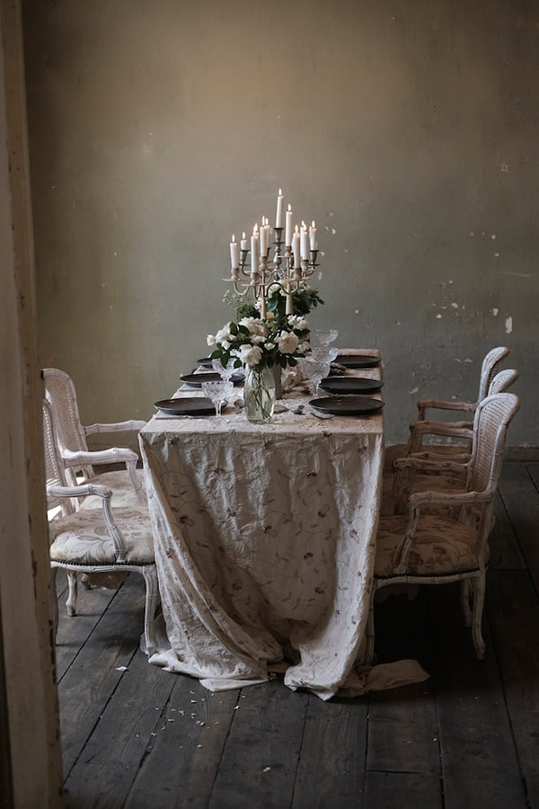 gorgeous-styled-shoot-vintage-scene-flowers-white-hues_04x