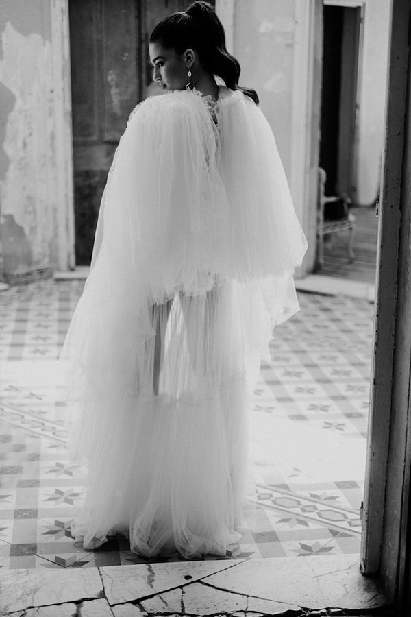 gorgeous-styled-shoot-vintage-scene-flowers-white-hues_05