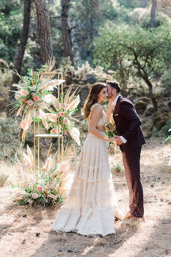 romantic-bohemian-styled-shoot-crete-pampas-grass-lilly_04x