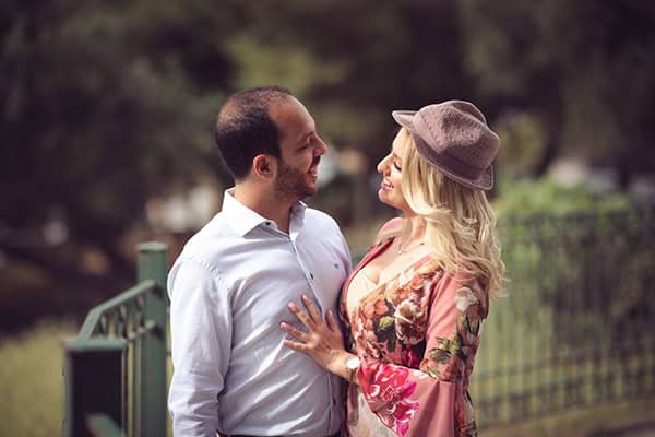 romantic-outdoor--prewedding-shoot_06x