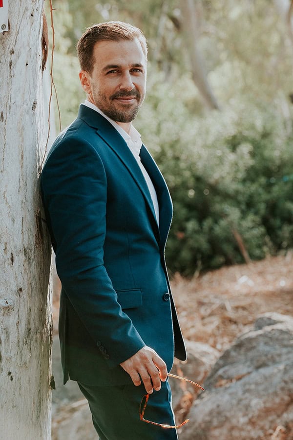 romantic-summer-wedding-aegina-white-roses-eucalyptus_15