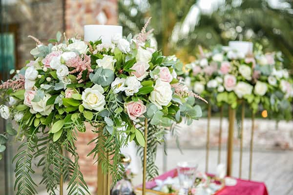 Elegant στολισμός λαμπάδων εκκλησίας με τριαντάφυλλα σε λευκές και ροζ αποχρώσεις