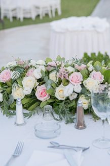 Ρομαντικός στολισμός γαμήλιου τραπεζιού με τριαντάφυλλα σε λευκές και ροζ αποχρώσεις Ρομαντικός στολισμός γαμήλιου τραπεζιού με τριαντάφυλλα σε λευκές και ροζ αποχρώσεις