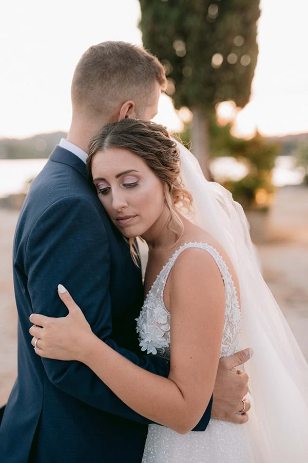 romantic-summer-wedding-corfu-white-roses-light-blue-touches_01x