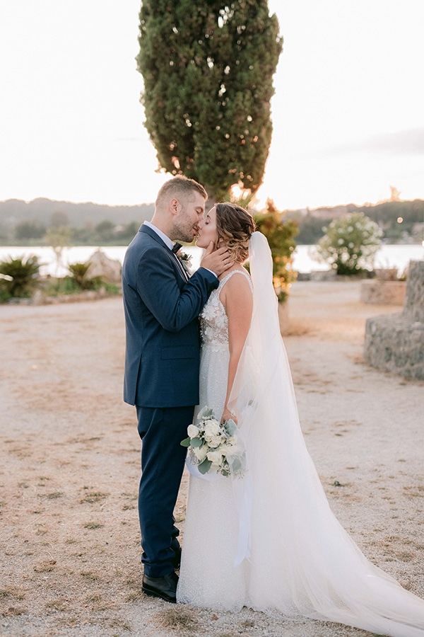 romantic-summer-wedding-corfu-white-roses-light-blue-touches_02