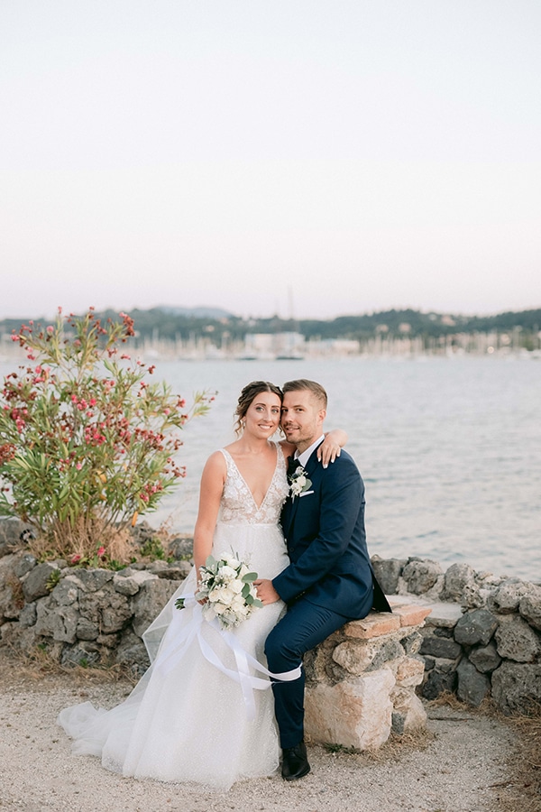 romantic-summer-wedding-corfu-white-roses-light-blue-touches_02x