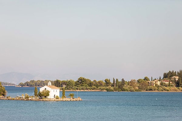 romantic-summer-wedding-corfu-white-roses-light-blue-touches_03x