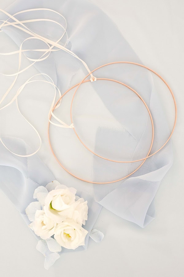 romantic-summer-wedding-corfu-white-roses-light-blue-touches_04x