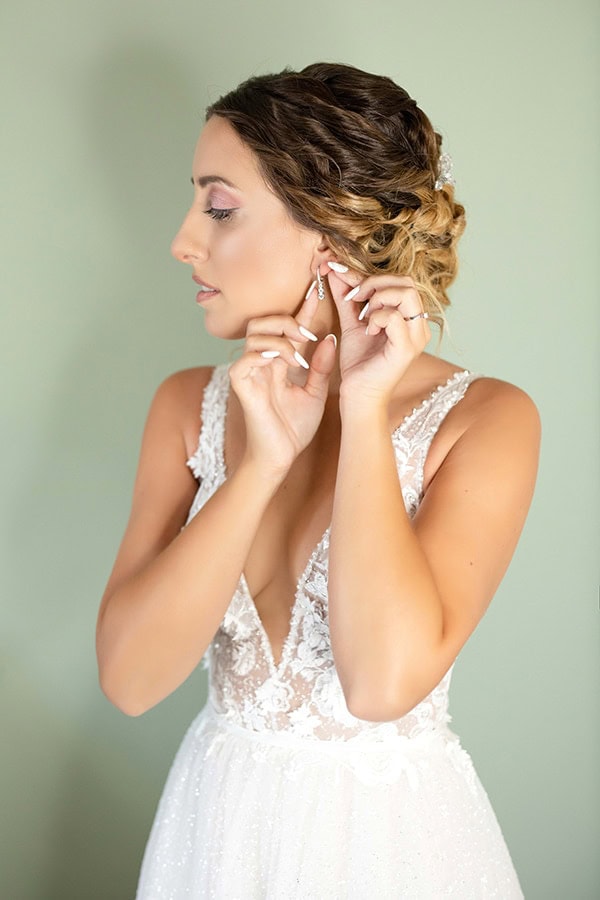 romantic-summer-wedding-corfu-white-roses-light-blue-touches_05x