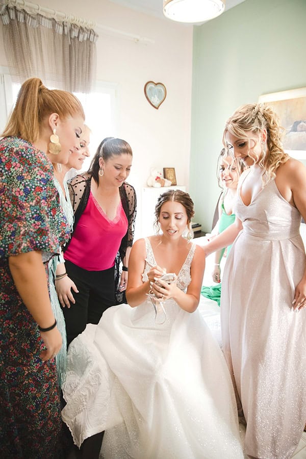 romantic-summer-wedding-corfu-white-roses-light-blue-touches_06x