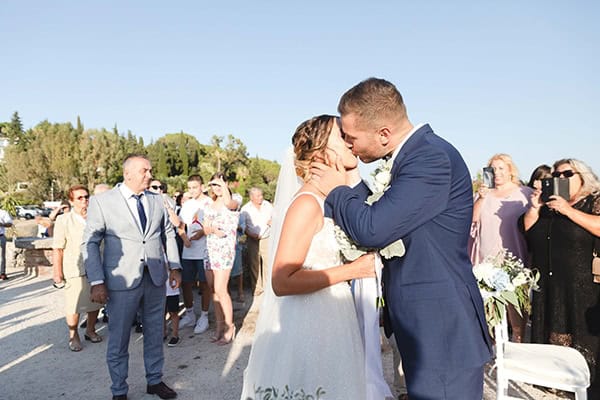 romantic-summer-wedding-corfu-white-roses-light-blue-touches_16x