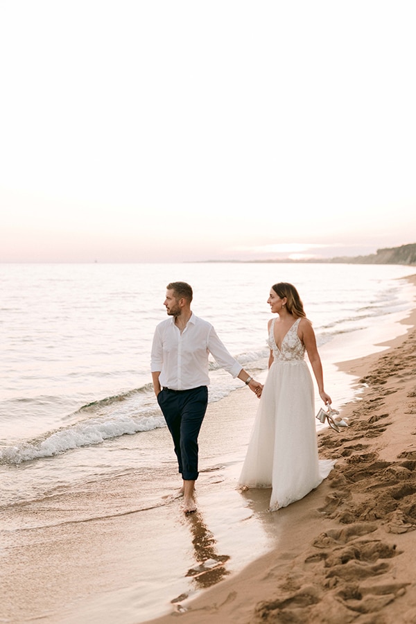 romantic-summer-wedding-corfu-white-roses-light-blue-touches_30