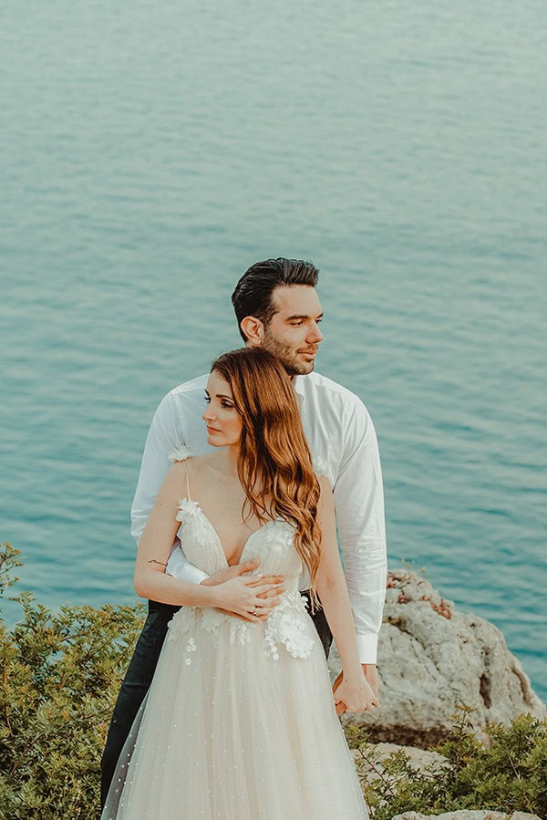 romantic-summer-wedding-lake-iraiou-lycianthus-baby-breath_03