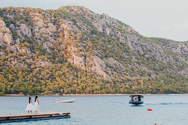 romantic-summer-wedding-lake-iraiou-lycianthus-baby-breath_13