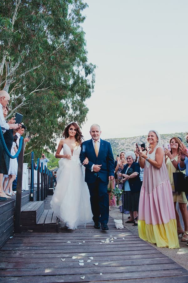 romantic-summer-wedding-lake-iraiou-lycianthus-baby-breath_17