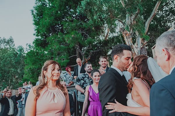 romantic-summer-wedding-lake-iraiou-lycianthus-baby-breath_18