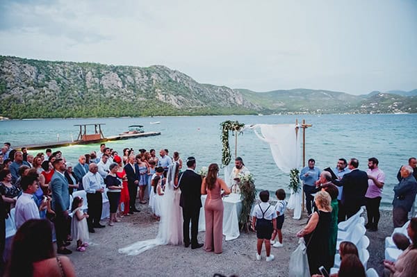 romantic-summer-wedding-lake-iraiou-lycianthus-baby-breath_24