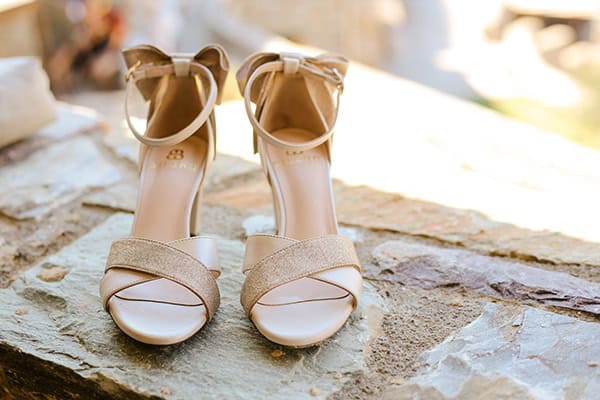 romantic-summer-wedding-mani-white-roses-olive-leaves_05