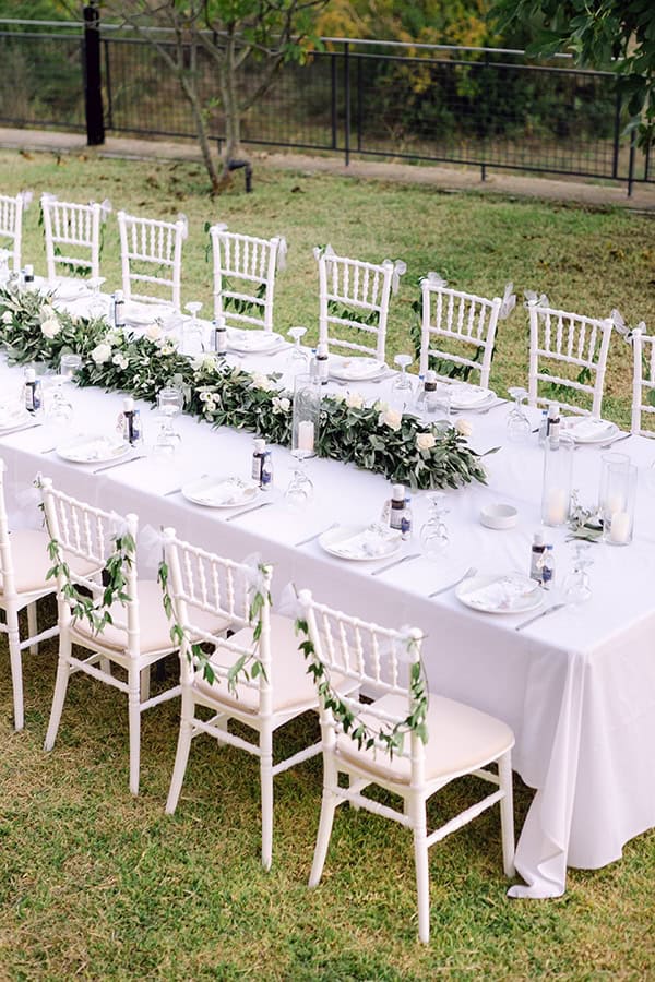 Ρομαντικός στολισμός τραπεζιού δεξίωσης με φύλλα ελιάς και λευκά τριαντάφυλλα