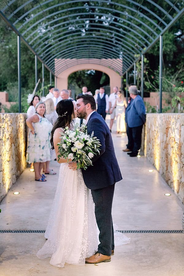 summer-wedding-kefalonia-white-roses-olives_25