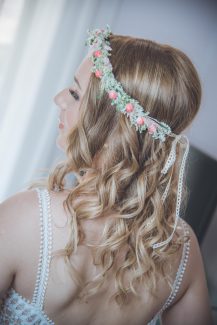 Ρομαντικό – λουλουδένιο αξεσουάρ στα μαλλιά για την νυφική σας εμφάνιση Ρομαντικό – λουλουδένιο αξεσουάρ στα μαλλιά για την νυφική σας εμφάνιση