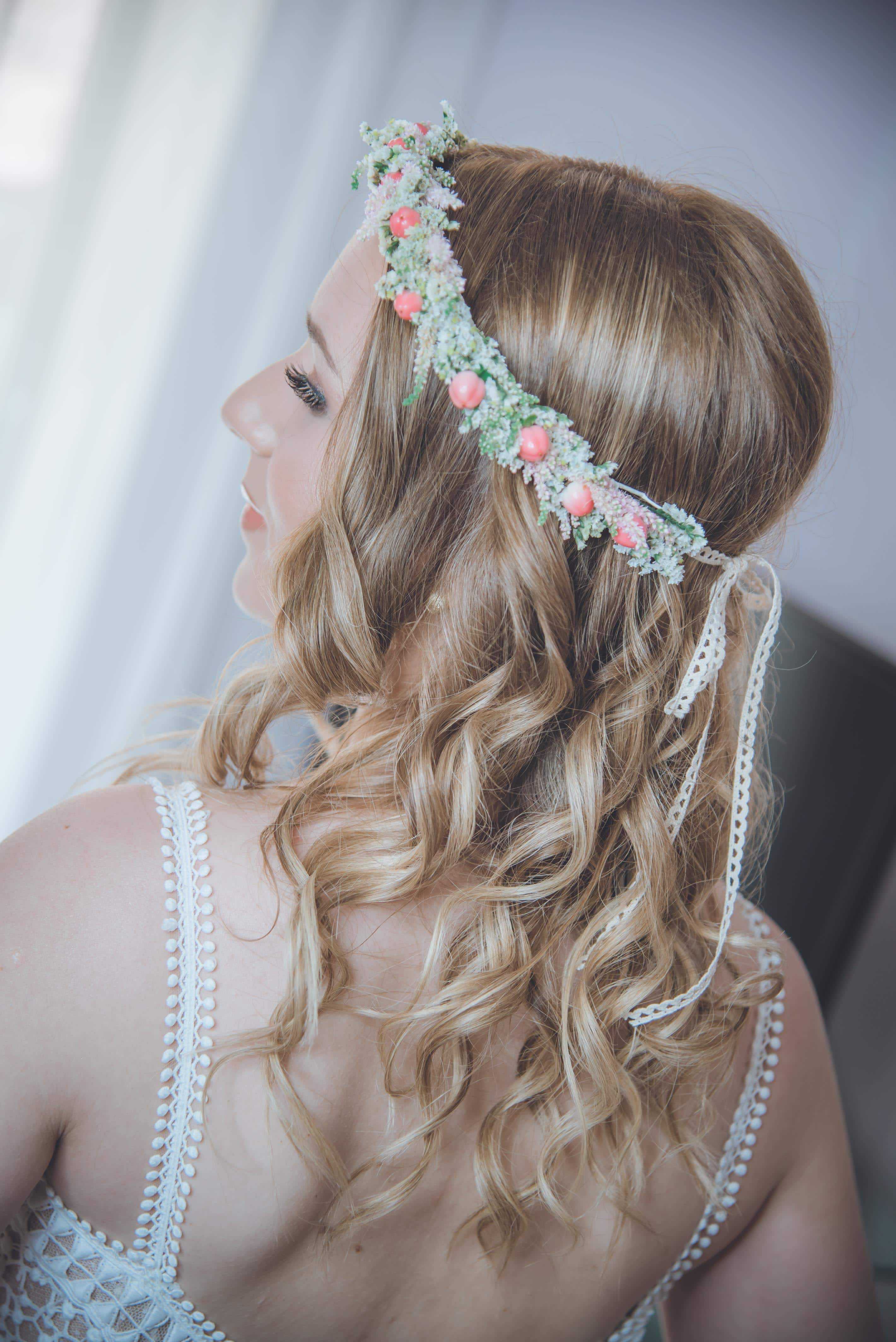 Ρομαντικό – λουλουδένιο αξεσουάρ στα μαλλιά για την νυφική σας εμφάνιση