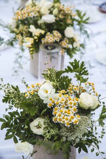 Μεσογειακός στολισμός γαμήλιου τραπεζιού με λευκό λυσίανθο, μαργαρίτες και γυψοφίλη Μεσογειακός στολισμός γαμήλιου τραπεζιού με λευκό λυσίανθο, μαργαρίτες και γυψοφίλη