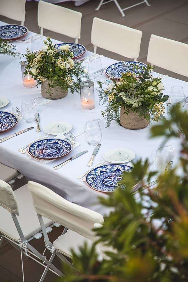 Μεσογειακός στολισμού τραπεζιού δεξίωσης με λευκό λυσίανθο, μαργαρίτες και γυψοφίλη