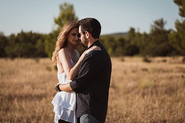 Υπέροχη prewedding φωτογράφιση στη φύση με έντονο το στοιχείο του ρομαντισμού │ Κάλλια και Γιώργος