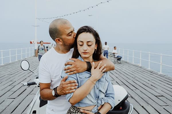 beautiful-prewedding-shoot-background-mediterranean-sea_01