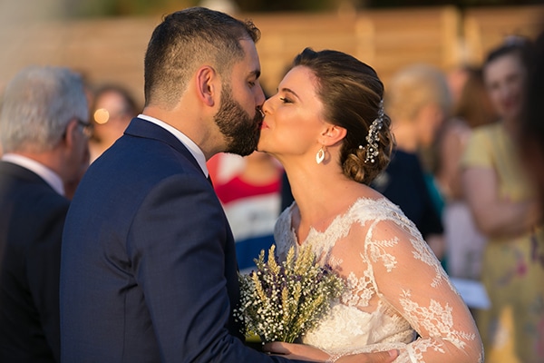 beautiful-wedding-summer-beach-baby-breath-full-of-romantic-elements_10