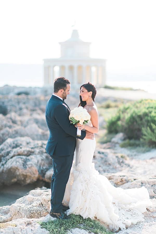 dreamy-wedding-kefalonia-lush-flowers-arrangements-romantic-elements_01x