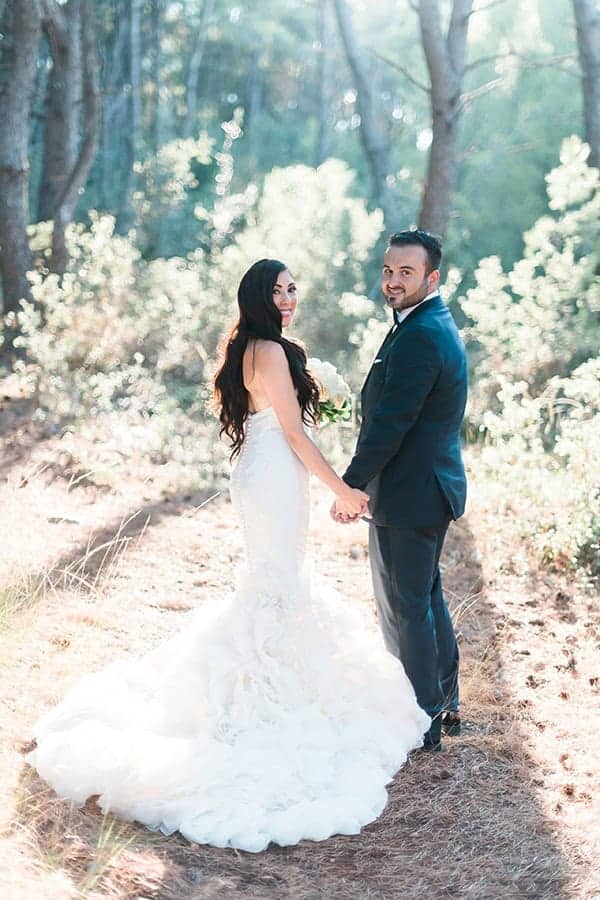 dreamy-wedding-kefalonia-lush-flowers-arrangements-romantic-elements_02x