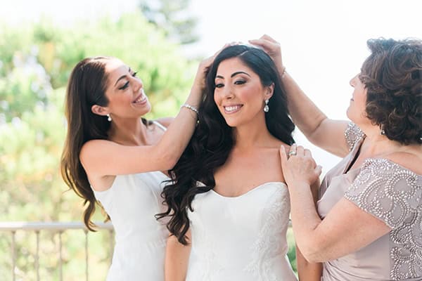 dreamy-wedding-kefalonia-lush-flowers-arrangements-romantic-elements_12