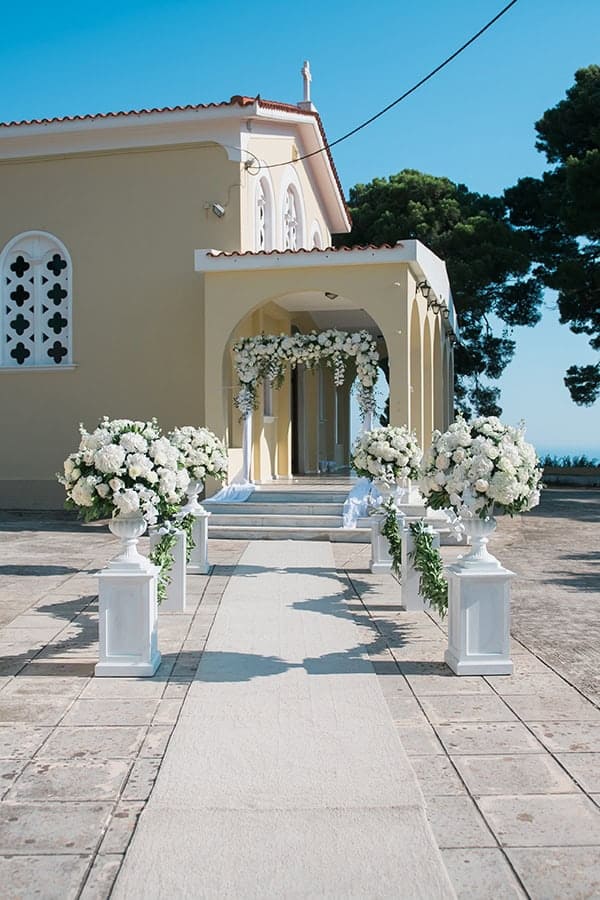 dreamy-wedding-kefalonia-lush-flowers-arrangements-romantic-elements_20