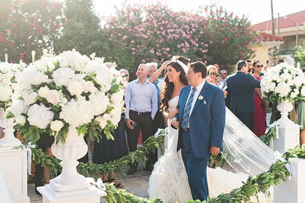 dreamy-wedding-kefalonia-lush-flowers-arrangements-romantic-elements_22