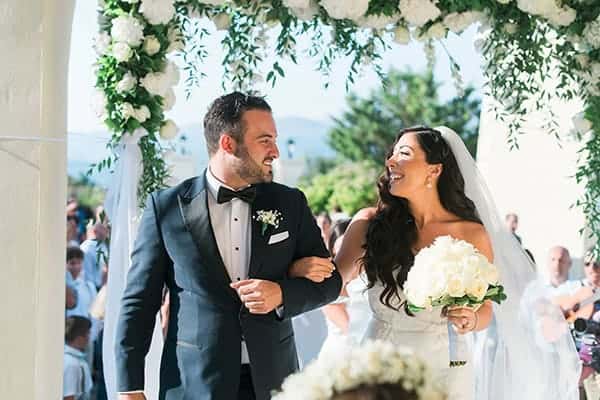 dreamy-wedding-kefalonia-lush-flowers-arrangements-romantic-elements_22x