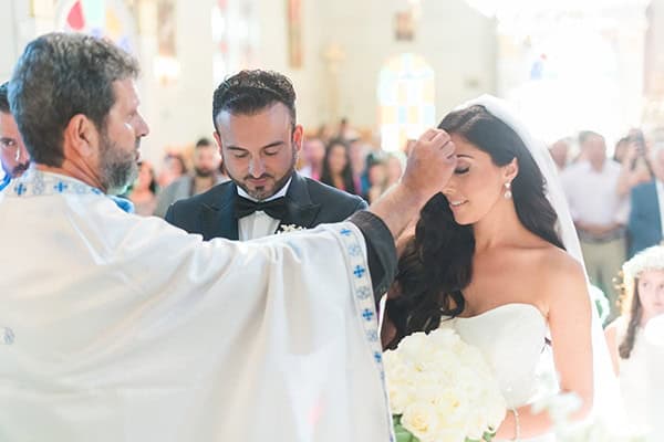 dreamy-wedding-kefalonia-lush-flowers-arrangements-romantic-elements_23