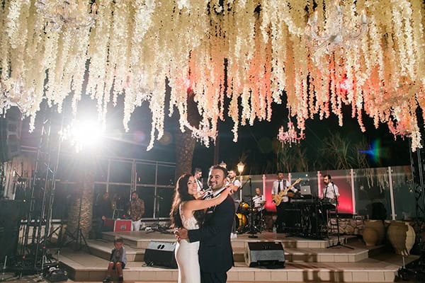 dreamy-wedding-kefalonia-lush-flowers-arrangements-romantic-elements_33